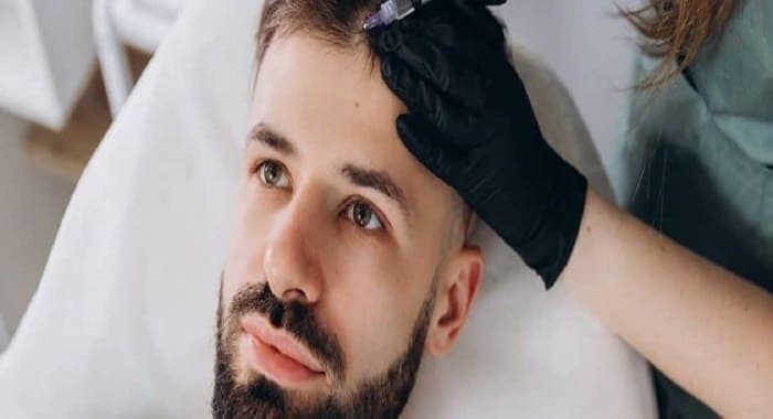 Homem moderno cuidando da pele em clínica estética