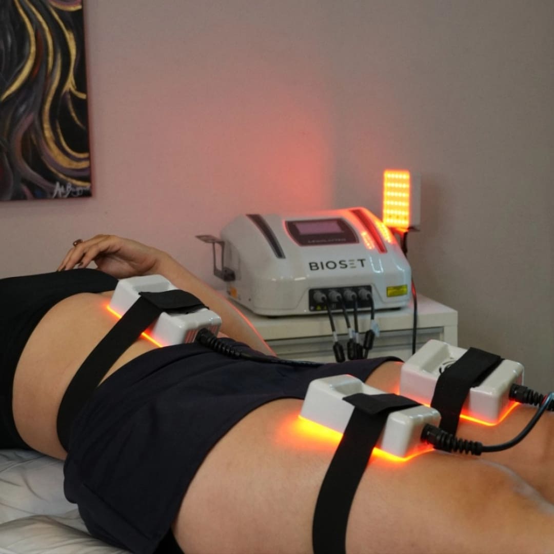 Mulher com contorno corporal definido após lipo laser não invasivo na Clínica Keola em Belo Horizonte